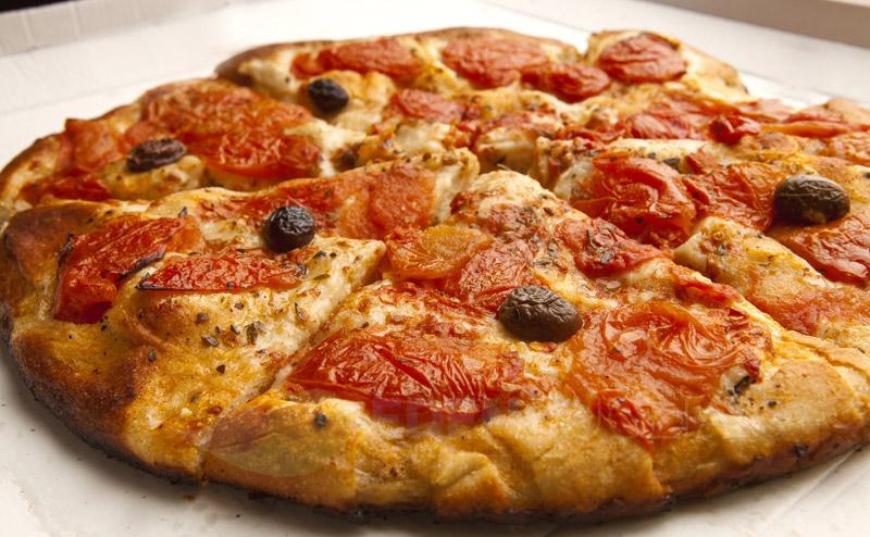 Pomodorini, origano e olive: questa è la Focaccia barese